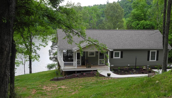 Lake retreat for Univ. of Tenneessee fan