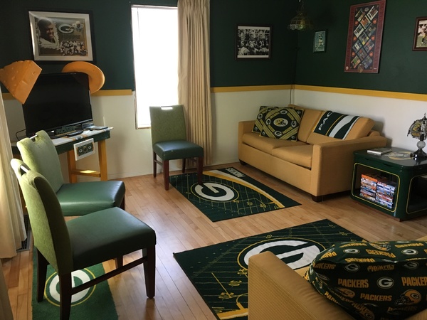 Football fun house 1 mile from Lambeau!!
