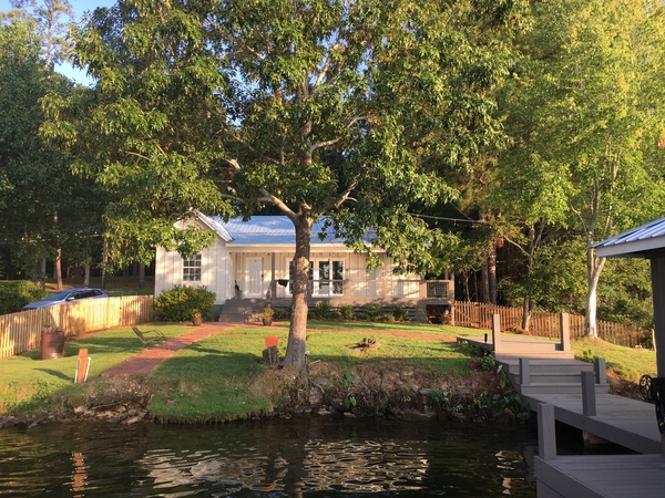 Waterfront lakeside retreat 
