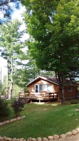 Cozy cabin on lake in Iola