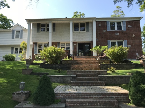 1 minute walk to Bethpage Golf Course 