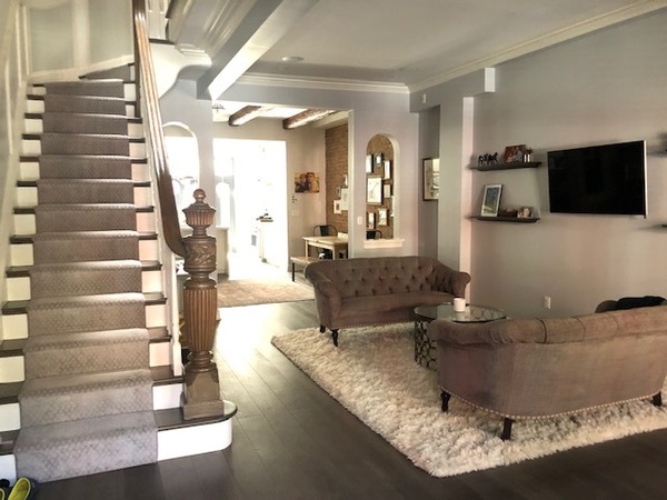 Beautiful brownstone close to course