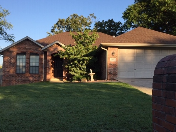 Spacious 3 Bedroom Huge backyard