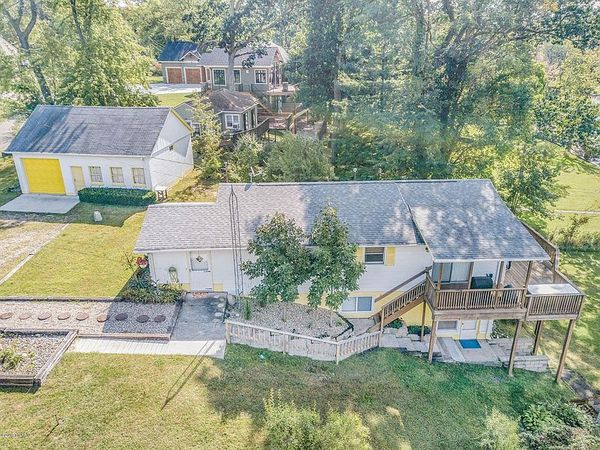Large Lakefront Cottage sleeps 16+ 