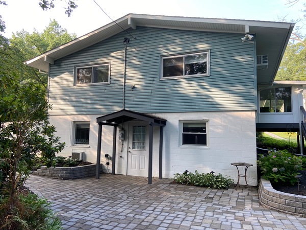 GREAT location, close to grocery and bus