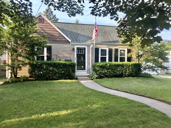 Charming Breakwater Cottage 