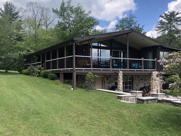Secluded cabin w/great view. 1 hr to PSU