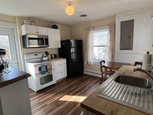 4 mi. to PSU, Charming 2 BR Apartment