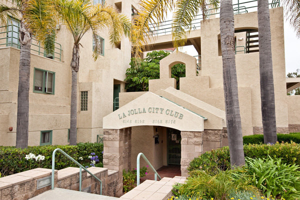 2 Bedrooms + Convertible Bed(s), 2  full