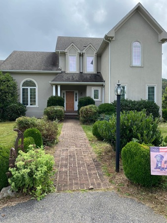4 beds, 3.5 baths 20 miles from campus!