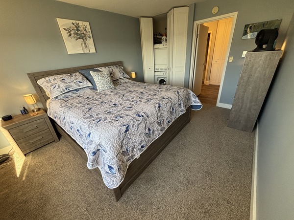 Spacious & Bright 1 bedroom/1 bath