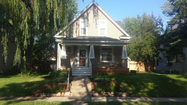 REMODELED CRAFTSMAN HOME~WALK TO LAKES!